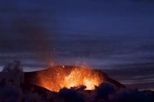 Symbolbild: Vulkanausbruch auf dem Fimmvörðuháls in der Dämmerung